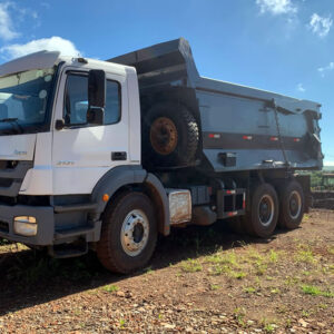 Caminhão Basculante Mercedes Benz AXOR 3131 2015/2016 usado disponível para venda