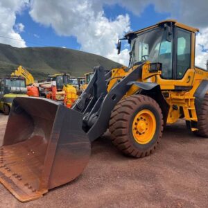 Pá Carregadeira Volvo L60F usada para venda ano 2017